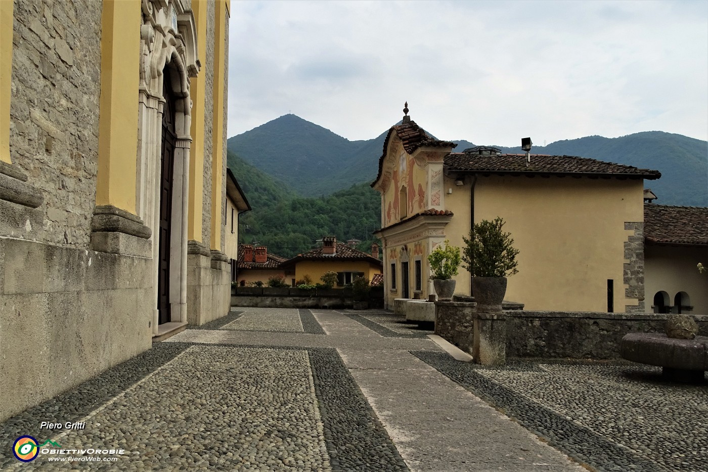 99 Passaggio sul sagrato della Chiesa di San Lorenzo.JPG